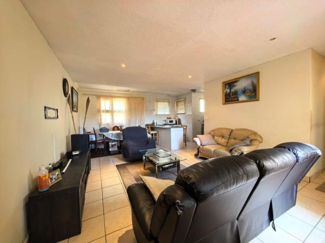 2 Bedroom Townhouse For Sale in Glenanda