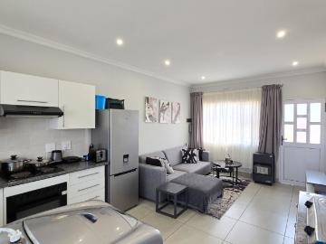 2 Bedroom Townhouse For Sale in Gonubie