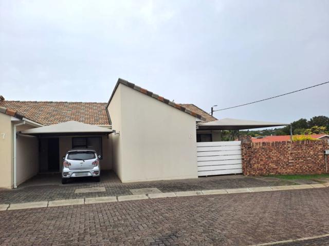 2 Bedroom Townhouse For Sale in Gonubie