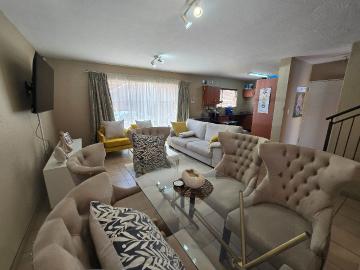 2 Bedroom Townhouse For Sale in Groeneweide