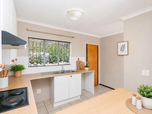 2 Bedroom Townhouse For Sale in Helderkruin