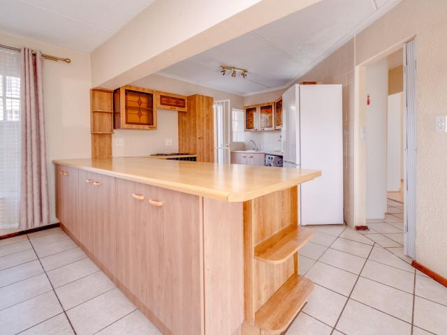 2 Bedroom Townhouse For Sale in Helderkruin