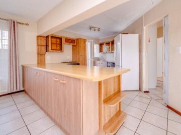 2 Bedroom Townhouse For Sale in Helderkruin