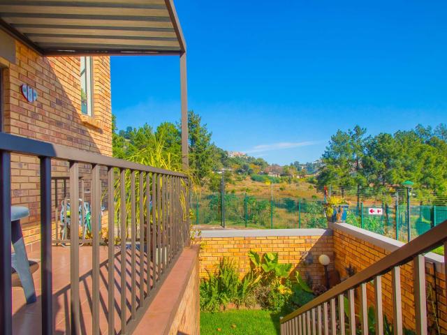 2 Bedroom Townhouse For Sale in Helderkruin