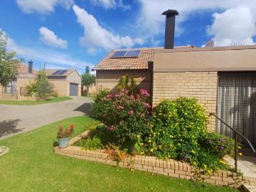 2 Bedroom Townhouse For Sale in Helicon Heights