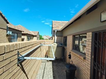 2 Bedroom Townhouse For Sale in Helicon Heights