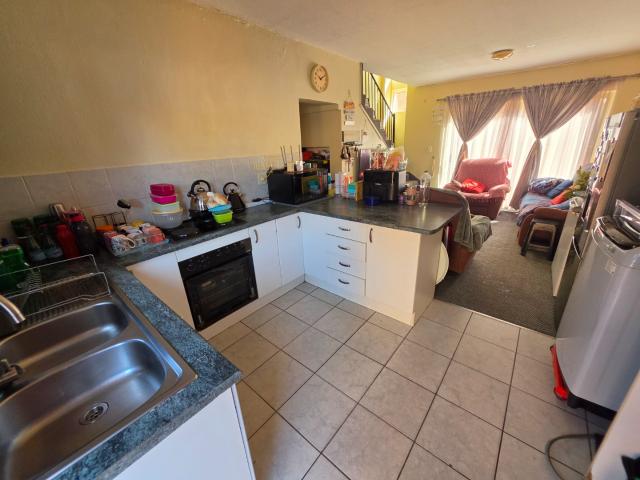 2 Bedroom Townhouse For Sale in Heuwelsig Estate