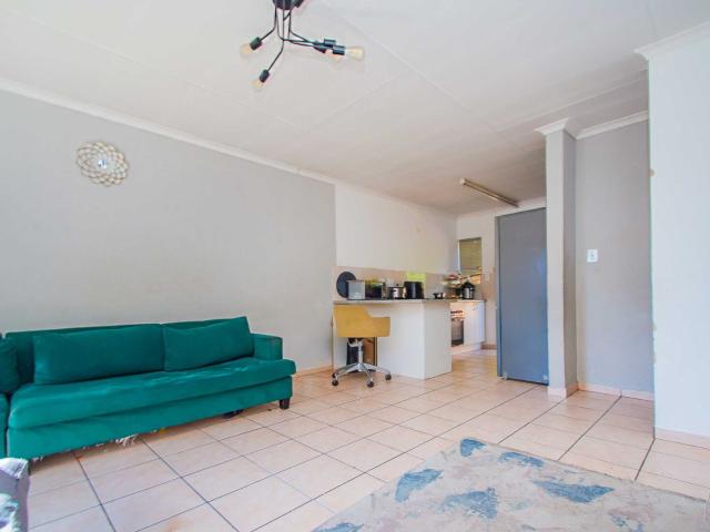 2 Bedroom Townhouse For Sale in Honeydew Ridge