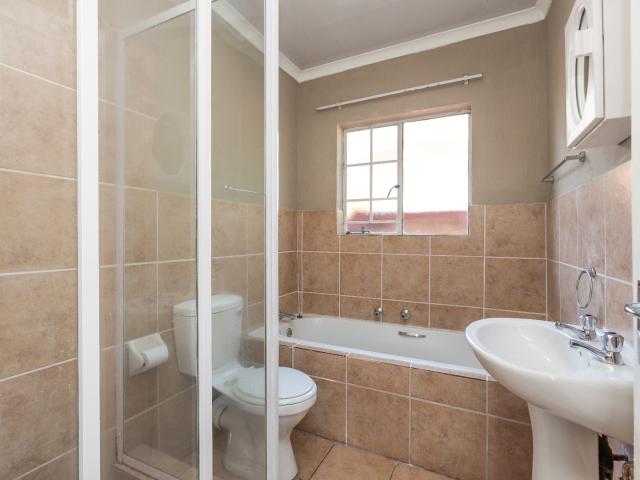 2 Bedroom Townhouse For Sale in Honeydew Ridge