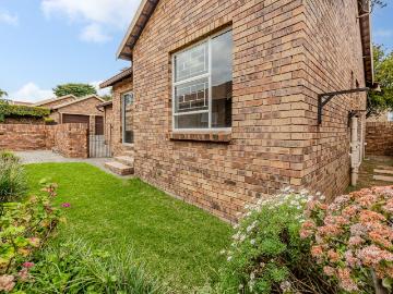 2 Bedroom Townhouse For Sale in Honeydew Ridge