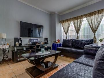 Townhouse for sale in Birchleigh North - Garden