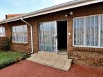 2 Bedroom Townhouse For Sale in Kempton Park Central