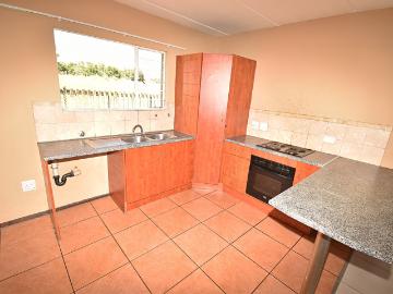 2 Bedroom Townhouse For Sale in Kleinfontein