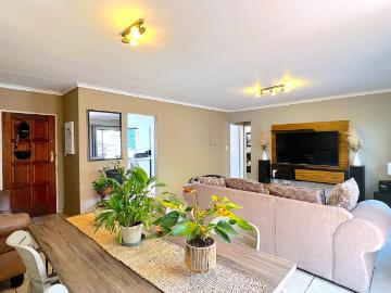 2 Bedroom Townhouse For Sale in La Montagne