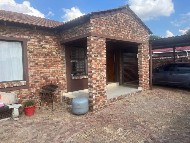 2 Bedroom Townhouse For Sale in La Hoff