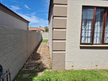 2 Bedroom Townhouse For Sale in Langenhovenpark