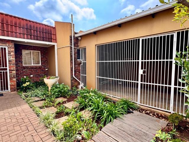2 Bedroom Townhouse For Sale in Langenhovenpark