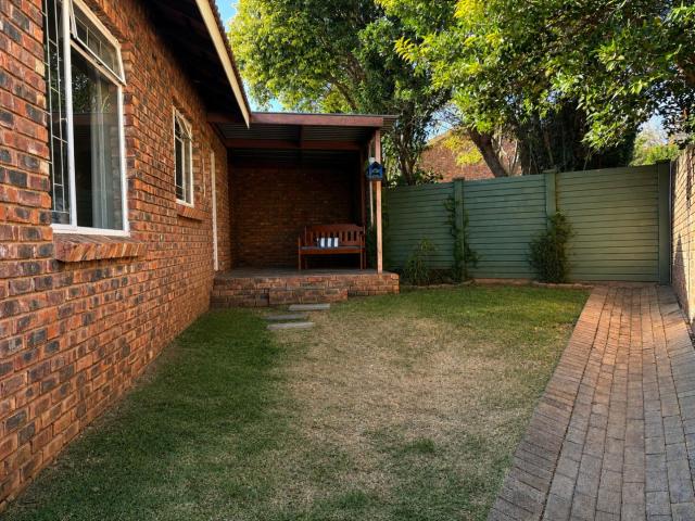 2 Bedroom Townhouse For Sale in Langenhovenpark