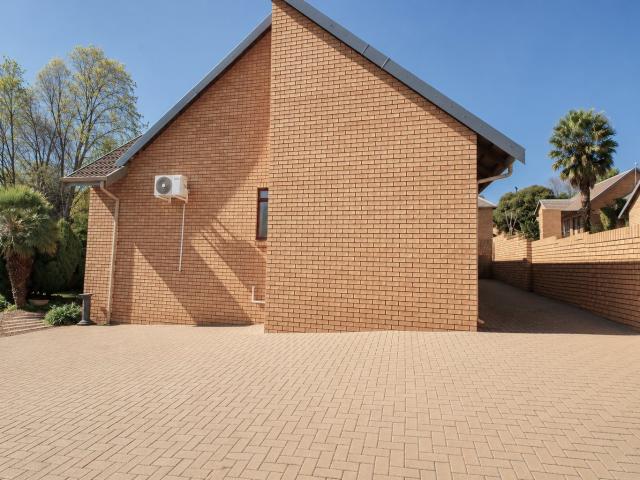 2 Bedroom Townhouse For Sale in Langenhovenpark