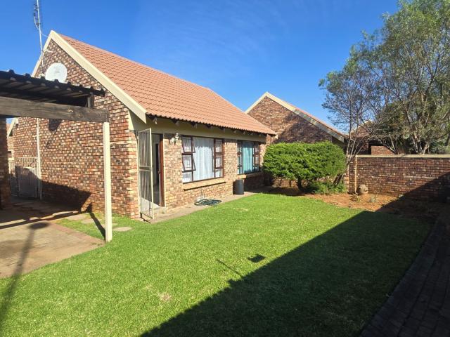 2 Bedroom Townhouse For Sale in Langenhovenpark