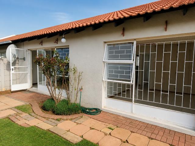 2 Bedroom Townhouse For Sale in Langenhovenpark