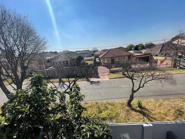 2 Bedroom Townhouse For Sale in Linmeyer