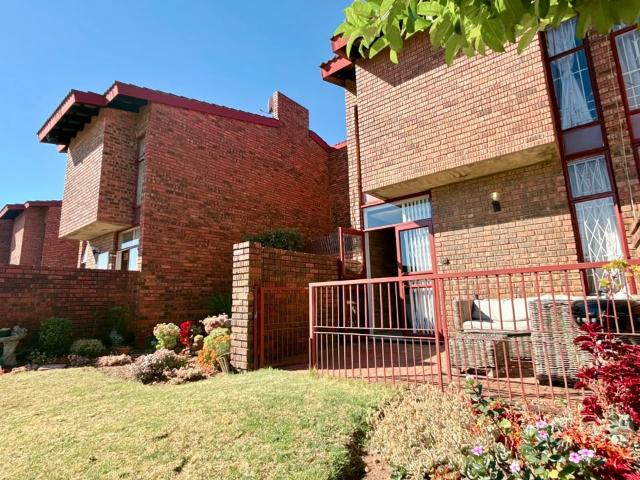 2 Bedroom Townhouse For Sale in Linmeyer
