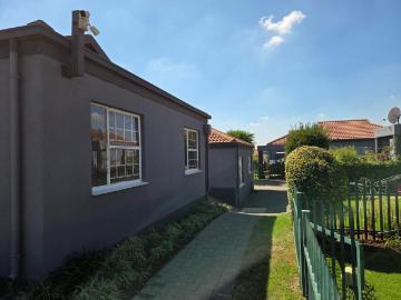 2 Bedroom Townhouse For Sale in Linmeyer
