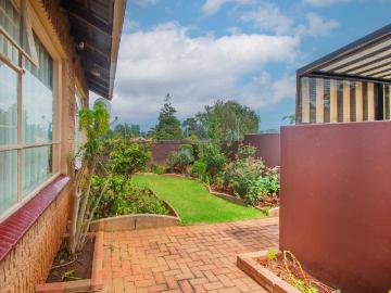 2 Bedroom Townhouse For Sale in Lindhaven