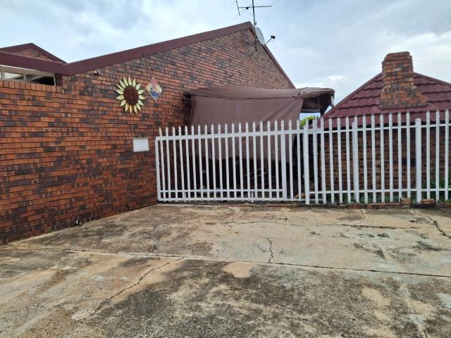 2 Bedroom Townhouse For Sale in Parys