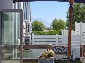 2 Bedroom Townhouse For Sale in Plattekloof