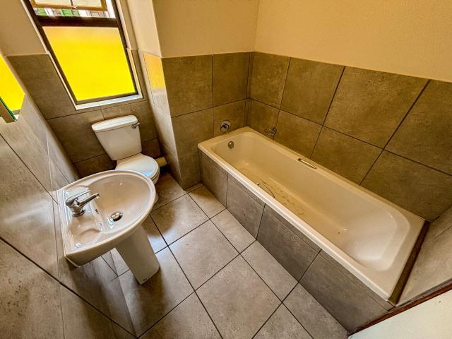 2 Bedroom Townhouse For Sale in Protea Glen