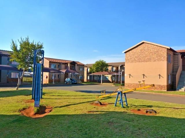 2 Bedroom Townhouse For Sale in Protea Glen