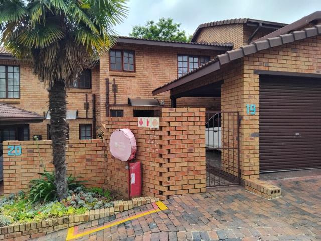 2 Bedroom Townhouse For Sale in Radiokop