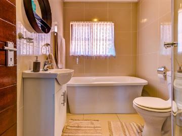 2 Bedroom Townhouse For Sale in Ravenswood