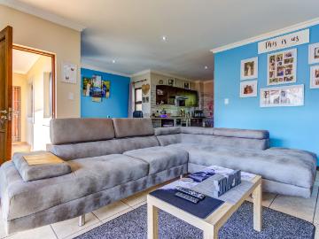 2 Bedroom Townhouse For Sale in Ravenswood