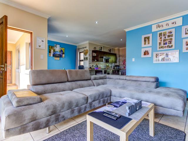 2 Bedroom Townhouse For Sale in Ravenswood