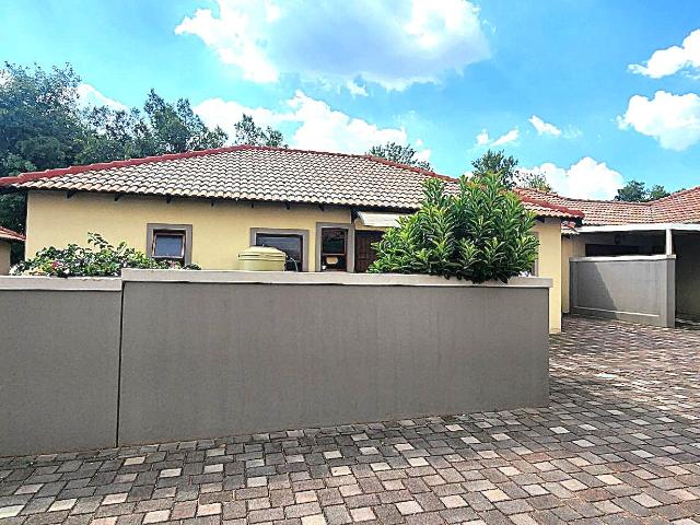 2 Bedroom Townhouse For Sale in Rensburg