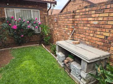2 Bedroom Townhouse For Sale in Restonvale AH