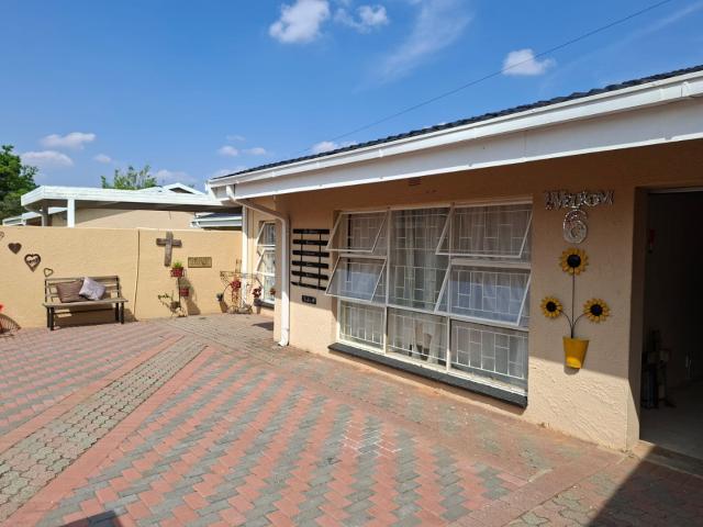 2 Bedroom Townhouse For Sale in Riebeeckstad