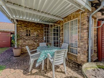 2 Bedroom Townhouse For Sale in Rietfontein