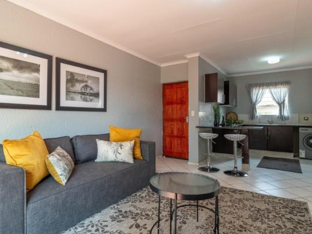 2 Bedroom Townhouse For Sale in Roodepoort
