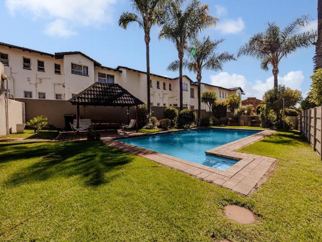 2 Bedroom Townhouse For Sale in Roodepoort West