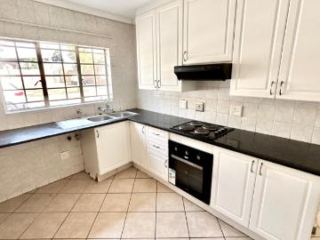 2 Bedroom Townhouse For Sale in Rooihuiskraal