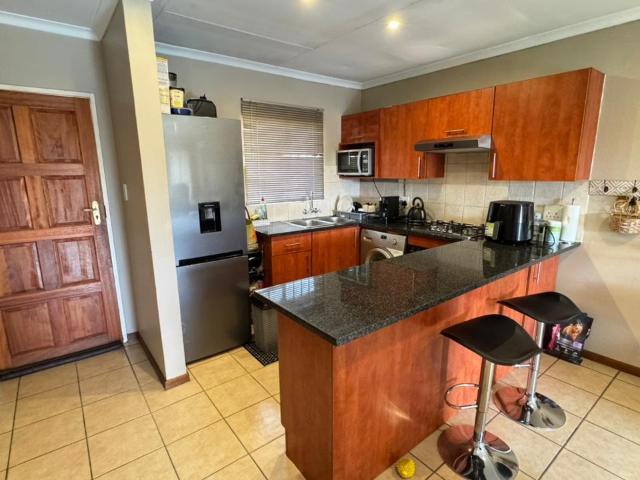 2 Bedroom Townhouse For Sale in Rooihuiskraal
