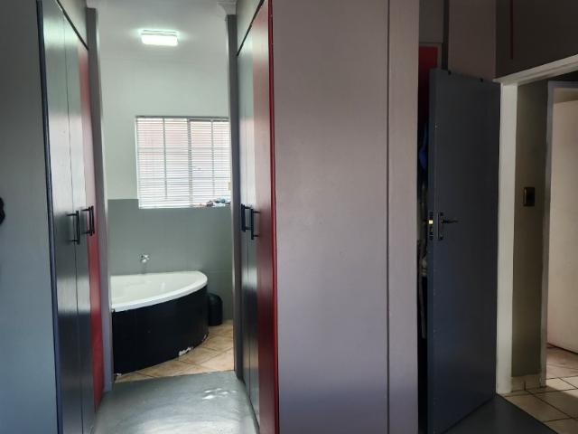2 Bedroom Townhouse For Sale in Rooihuiskraal