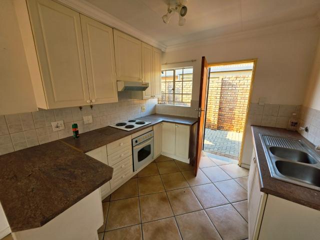 2 Bedroom Townhouse For Sale in Rooihuiskraal North