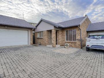 2 Bedroom Townhouse For Sale in Rooihuiskraal North