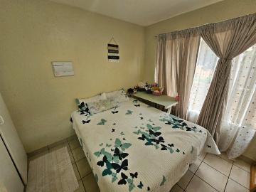 2 Bedroom Townhouse For Sale in Rooihuiskraal North