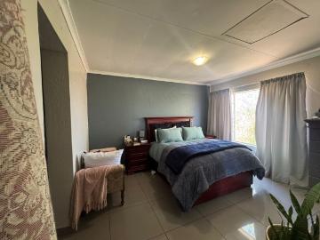 2 Bedroom Townhouse For Sale in Rooihuiskraal North